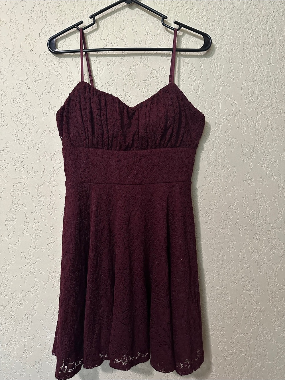 COTY VIBE Spaghetti-Strap Lace Mini Dress in Burgundy L
